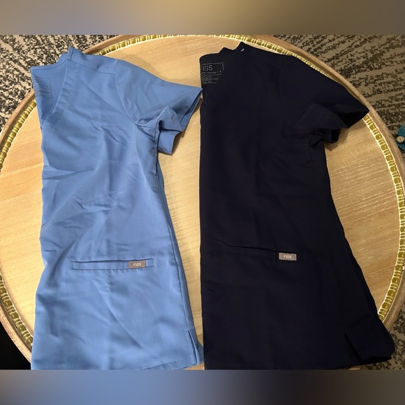 2 LIKE NEW FIG 3 POCKET SCRUB TOPS. SIZE SMALL. - Picture 1 of 7